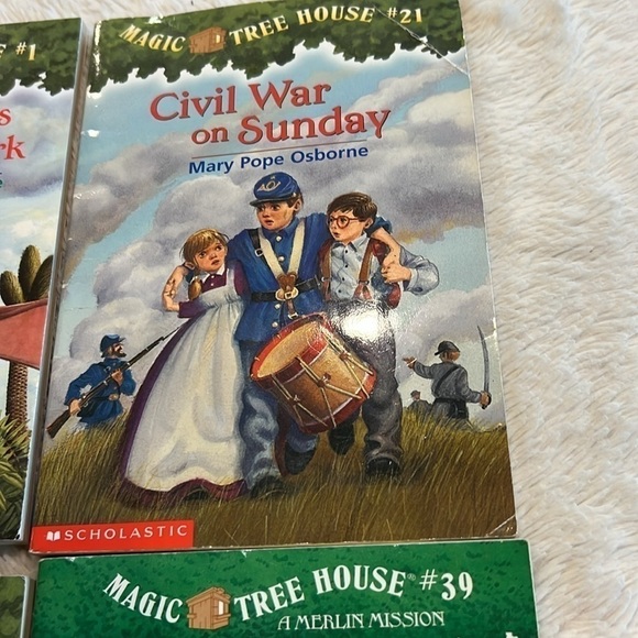 Magic Treehouse Books, by Mary Pope Osborne, includes 4 books - Picture 4 of 8